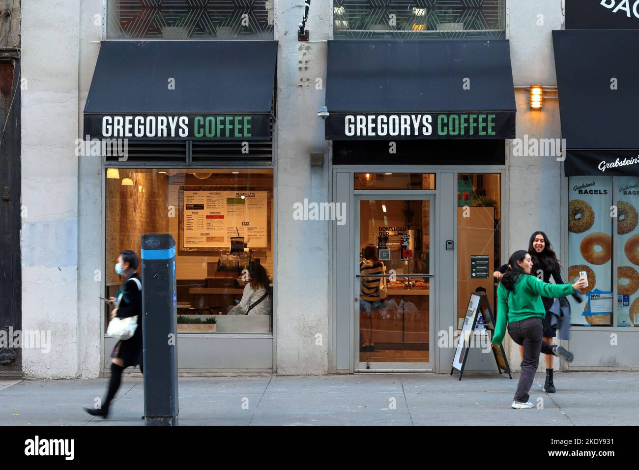 Gregorys Coffee, 649 Broadway, New York, NYC Schaufenster Foto einer lokalen Coffee-Shop-Kette im NoHo-Viertel in Manhattan. Stockfoto