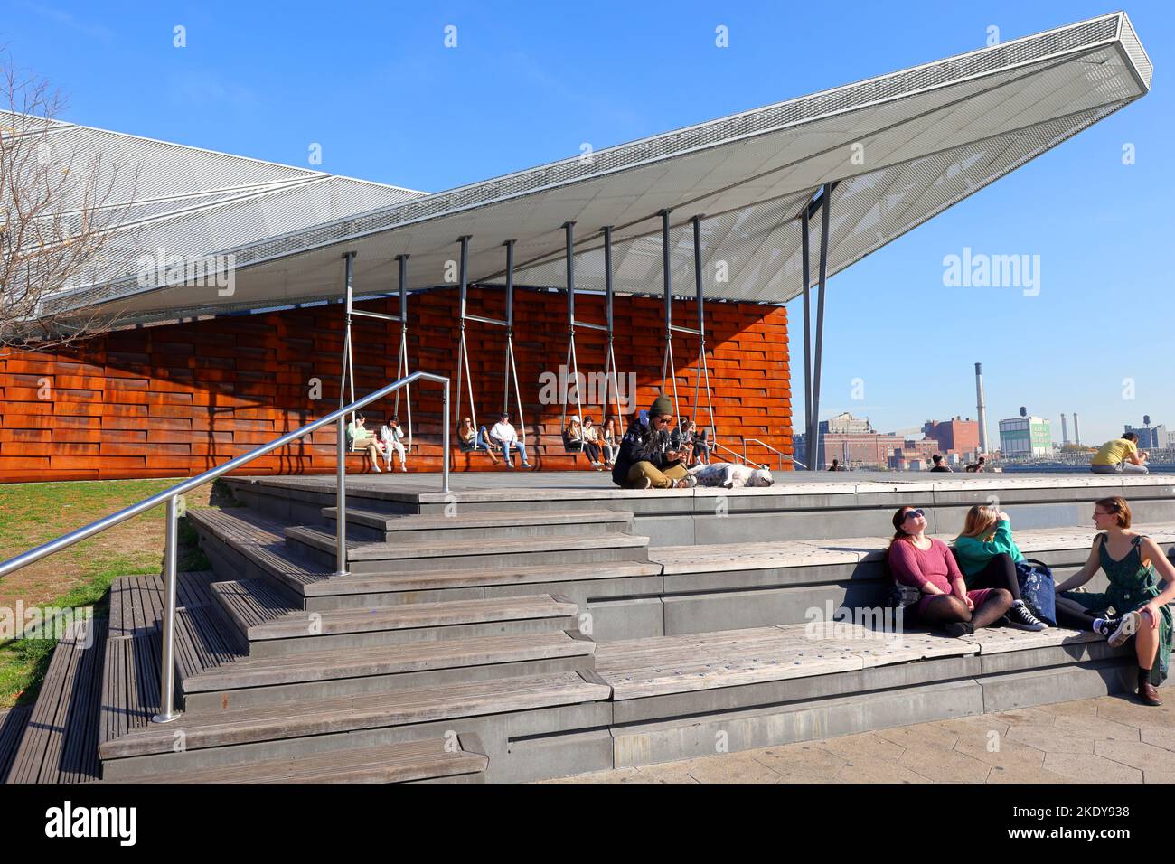 Porch Swings am Pier 35 entlang der East River Waterfront Esplanade, New York City. Stockfoto