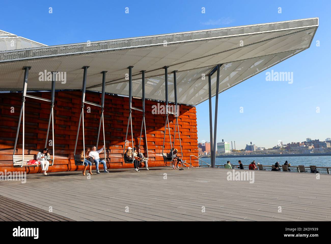 Porch Swings am Pier 35 entlang der East River Waterfront Esplanade, New York City. Stockfoto