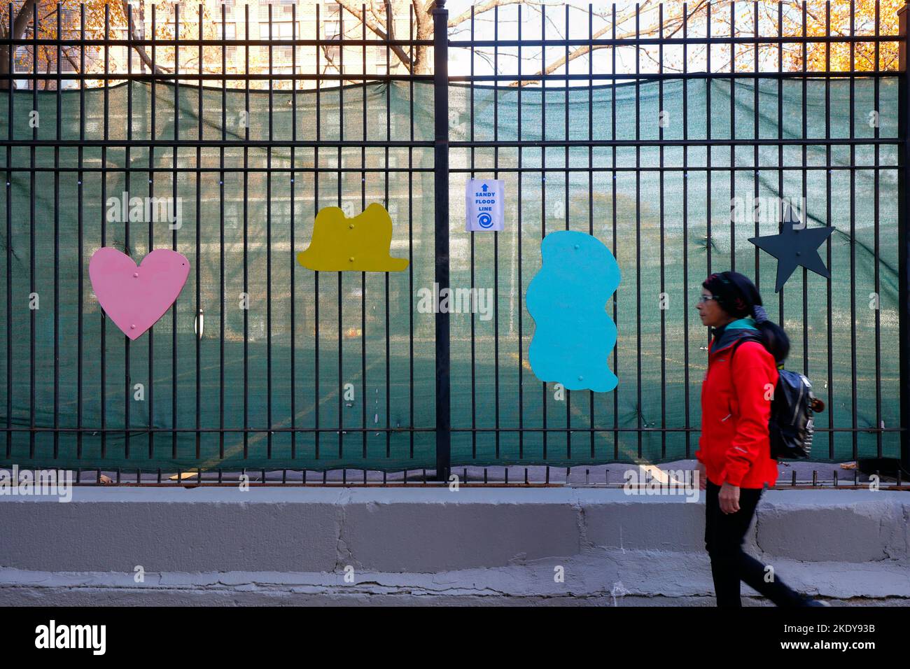 LEDs markieren die historische Hochwasserlinie vom Hurrikan Sandy an einem kunstvoll verzierten Zaun in der Lower East Side, New York City 30. Oktober 2022. Stockfoto