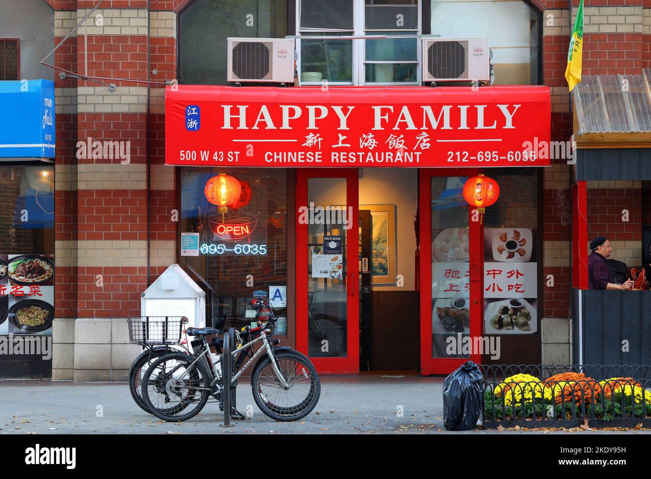 Happy Family 新上海, 500 W 43. St, New York, NYC Schaufenster eines chinesischen Restaurants in Manhattans Hell's Kitchen Stockfoto