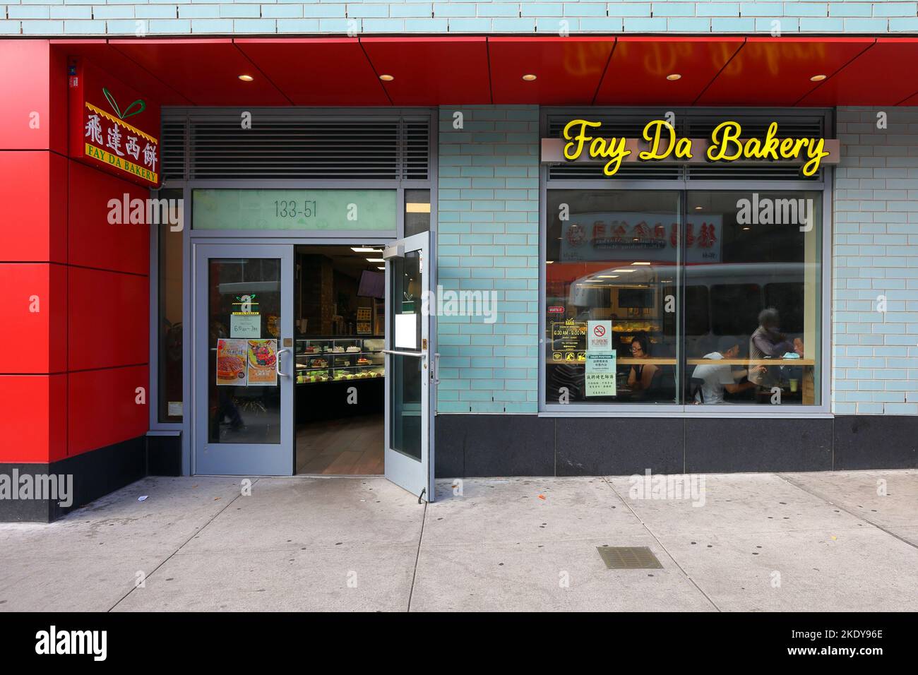 Fay Da Bakery, 133-55 41. Ave, Queens, New York, NYC Schaufensterfoto einer chinesischen Bäckerei-Kette in der Innenstadt von Flushing. Stockfoto