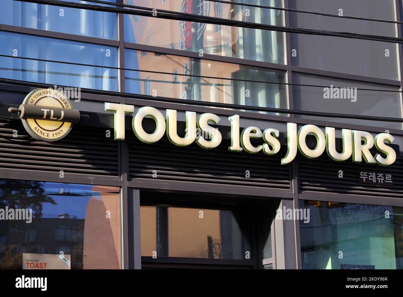 Tous Les Jours-Logo einer koreanischen Bäckereikette in Downtown Flushing, New York. Tous Les Jours ist eine Marke der CJ Group, ein Chaebol Stockfoto
