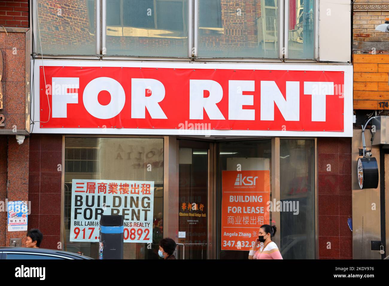 Menschen, die an einem Gebäude mit einem großen „for Rent“-Schild in Manhattan, Chinatown, New York, vorbeigehen. 6. November 2022. Stockfoto Menschen, die an einem Gebäude mit einem großen „for Rent“-Schild in Manhattan, Chinatown, New York, vorbeigehen. 6. November 2022. Stockfoto