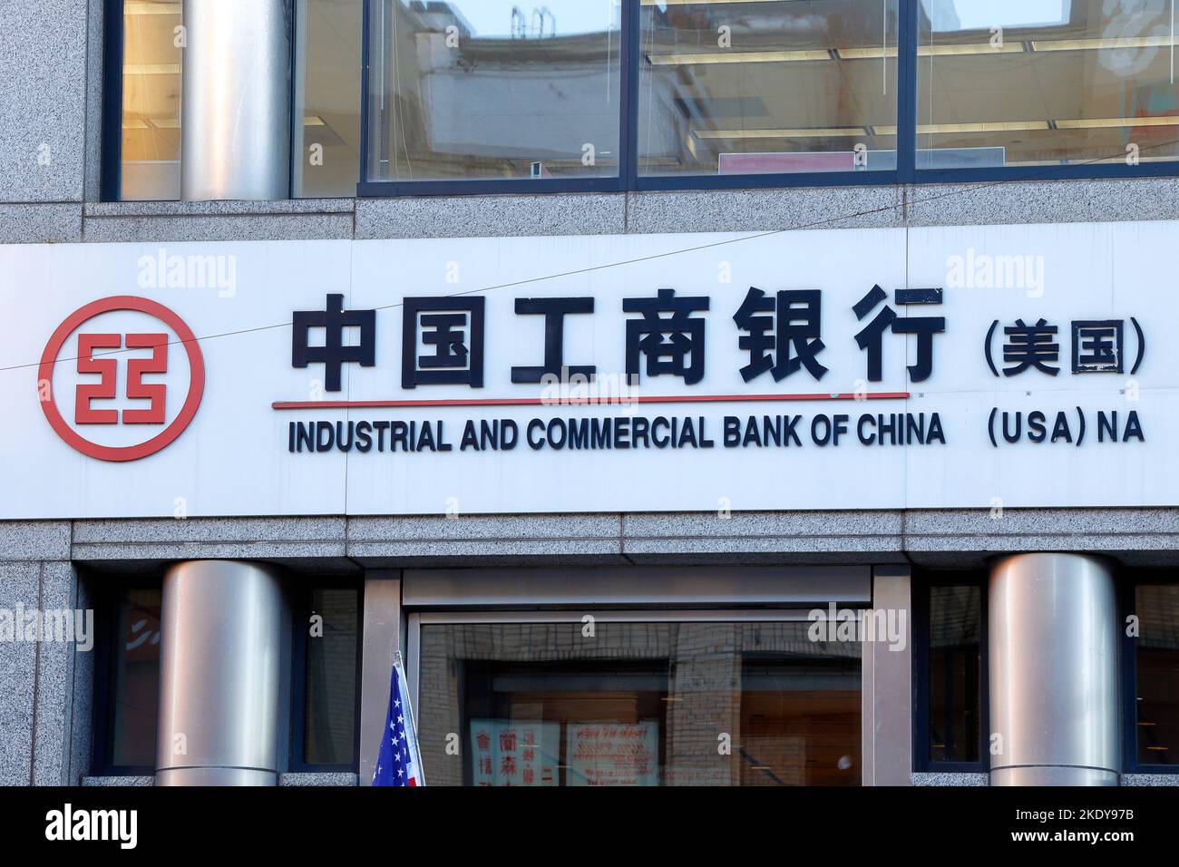 Beschilderung für die Industrial and Commercial Bank of China 中國工商銀行 am Hauptsitz in New York Chinatown. ICBC ist die größte Bank der Welt Stockfoto
