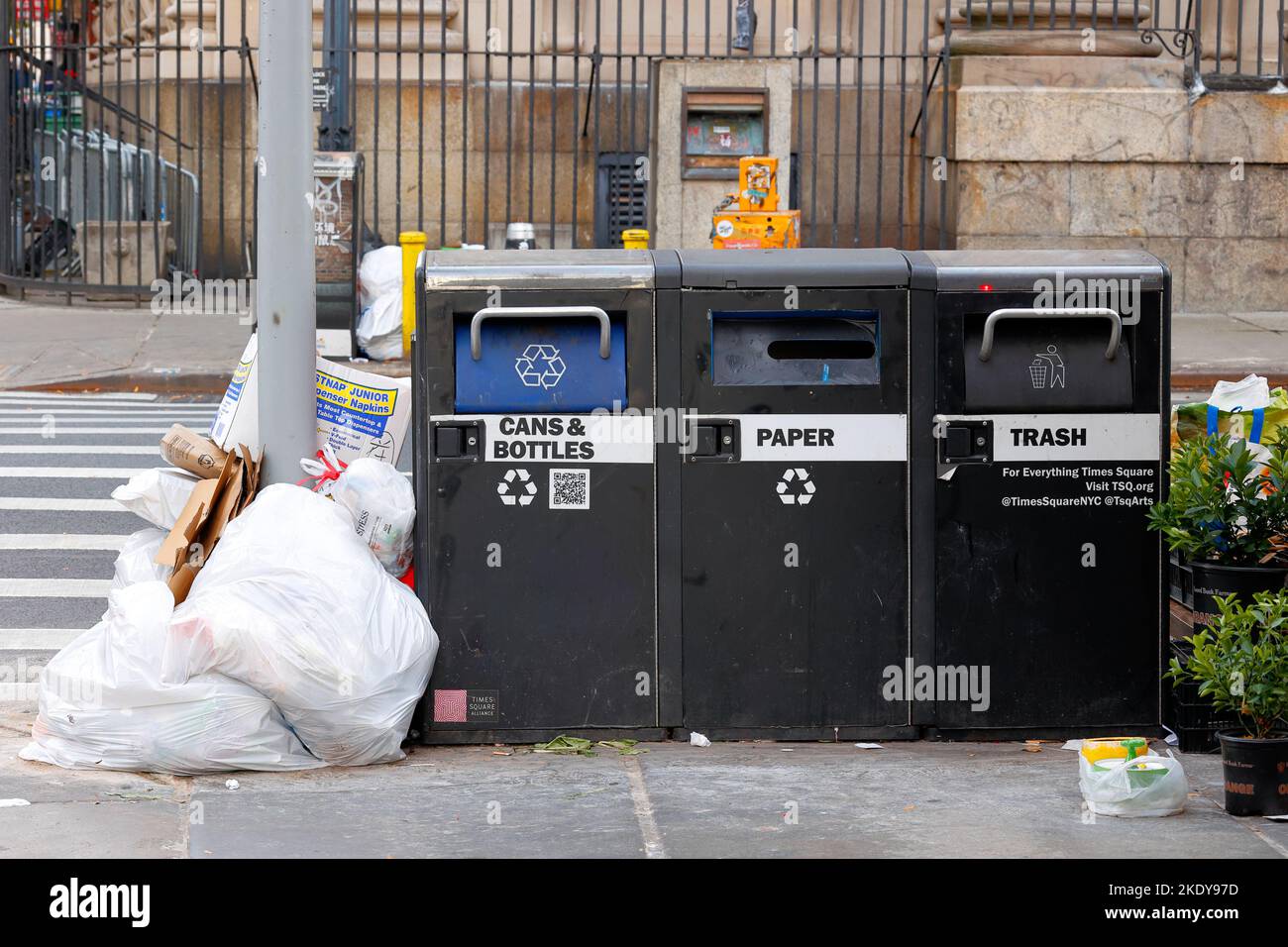 Mülleimer, Recycling-Mülleimer und Müll an einer Straßenecke in New York City. Stockfoto