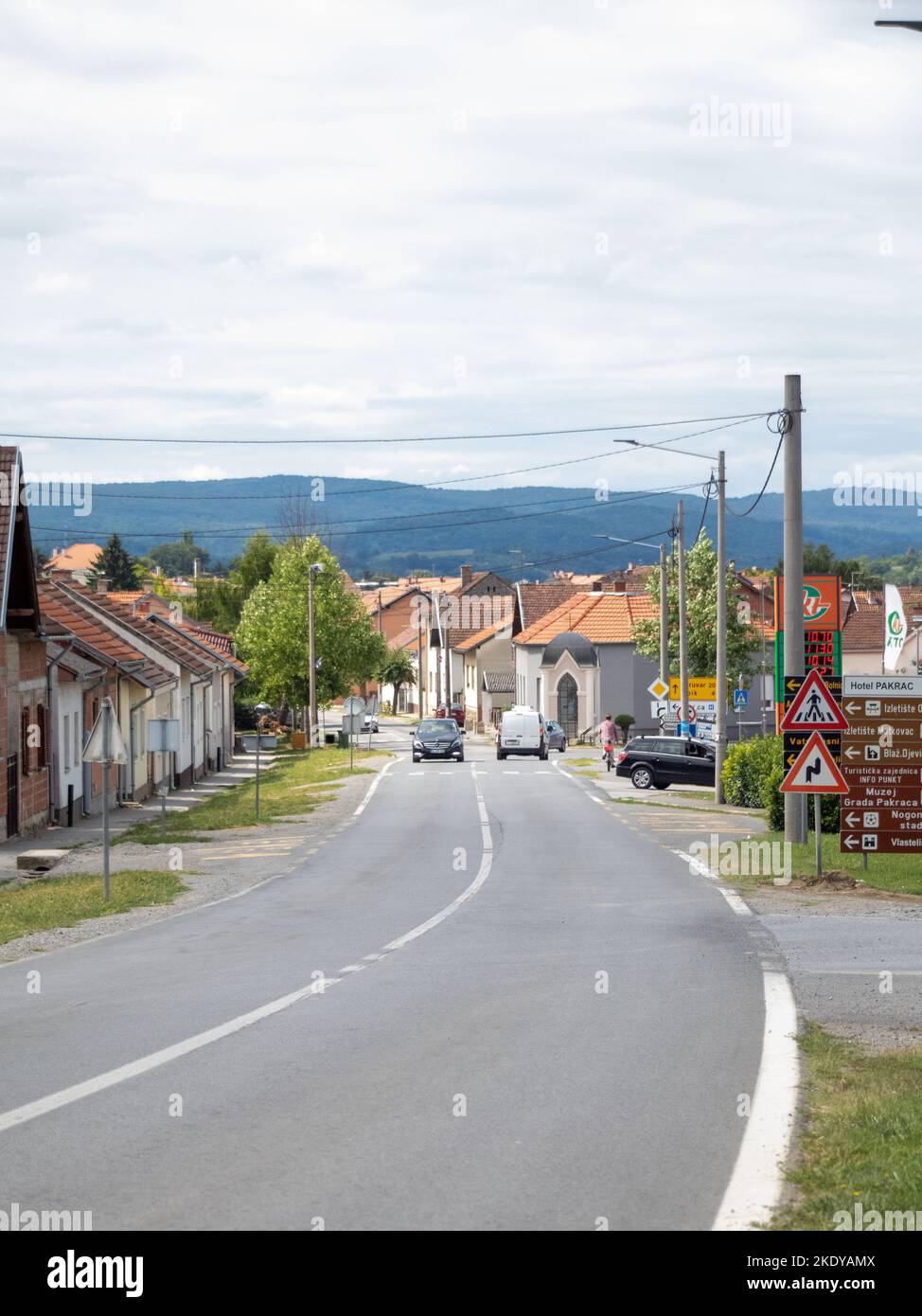 Eine vertikale Aufnahme einer kleinen Stadtstraße in Pakrac, Kroatien während des Tages Stockfoto