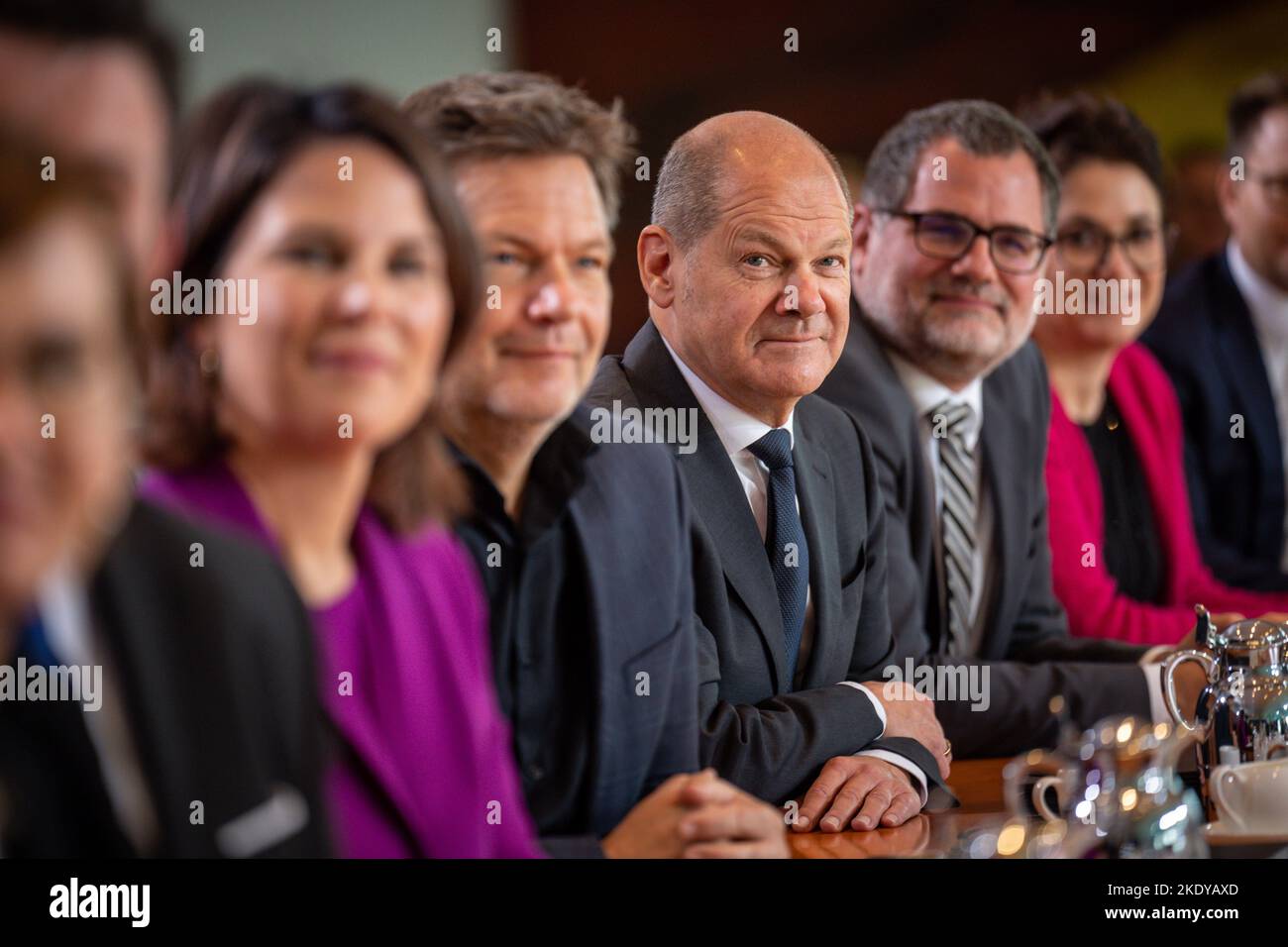 Berlin, Deutschland. Berlin, Deutschland. 09.. November 2022. Bundeskanzler Olaf Scholz (SPD), sitzt zwischen seinen Kabinettsmitgliedern (l-r) Annalena Baerbock (Bündnis90/die Grünen), Außenminister Robert Habeck (Bündnis 90/die Grünen), Bundesminister für Wirtschaft und Klimaschutz, Bundeskanzlerminister Wolfgang Schmidt, Und Sarah Ryglewski Staatsministerin im Bundeskanzleramt beim traditionellen Gruppenfoto vor der Bundeskabinetagung im Bundeskanzleramt. Quelle: dpa picture Alliance/Alamy Live News Stockfoto