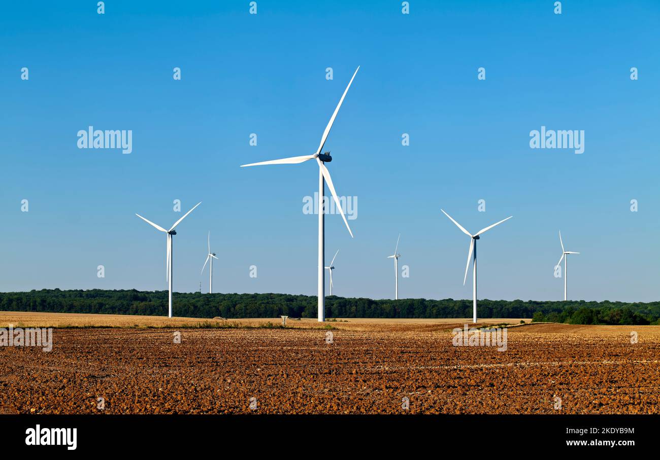 Bourgogne Frankreich. Windkraftanlagen und Windenergieanlagen Stockfoto