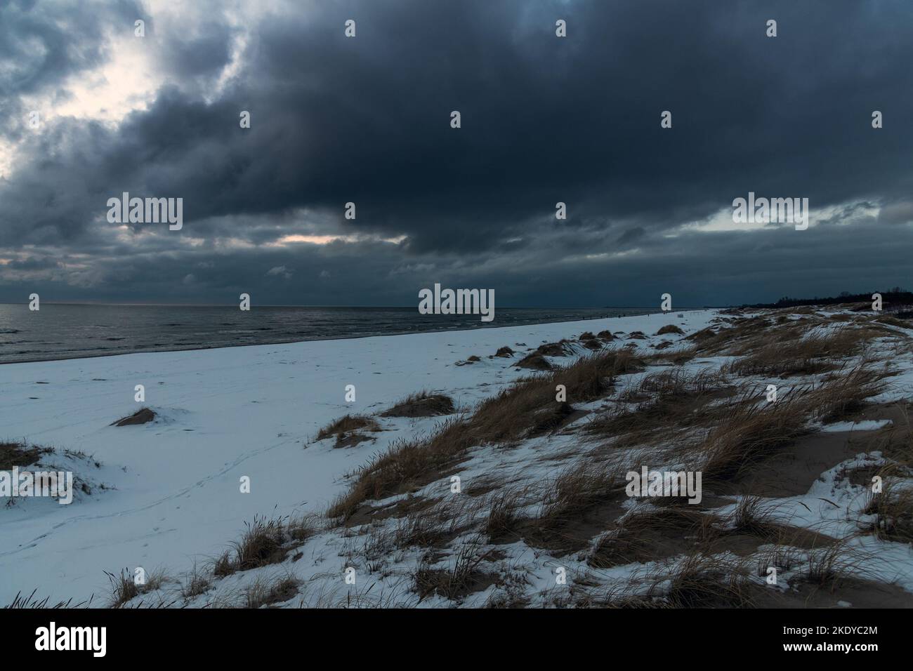 Winterabend an der Ostsee in Liepaja, Lettland. Stockfoto