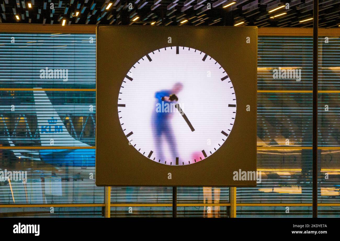 Der Mann in der Uhr eine Kunstinstallation, die als genaue Uhr am Flughafen Schiphol Holland fungiert, vom niederländischen Designer Maarten Baas mit dem Namen „Real Time“ Stockfoto Der Mann in der Uhr eine Kunstinstallation, die als genaue Uhr am Flughafen Schiphol Holland fungiert, vom niederländischen Designer Maarten Baas mit dem Namen „Real Time“ Stockfoto