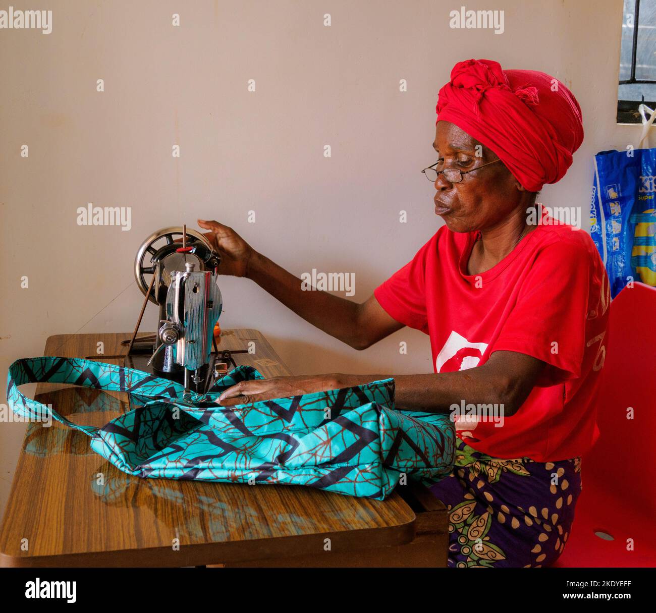 Herstellung schöner Einkaufstaschen zum Verkauf an den Tourismushandel und vor Ort in einem Women's Eco-Enterprise Center in der Nähe von VOI im Süden Kenias Stockfoto