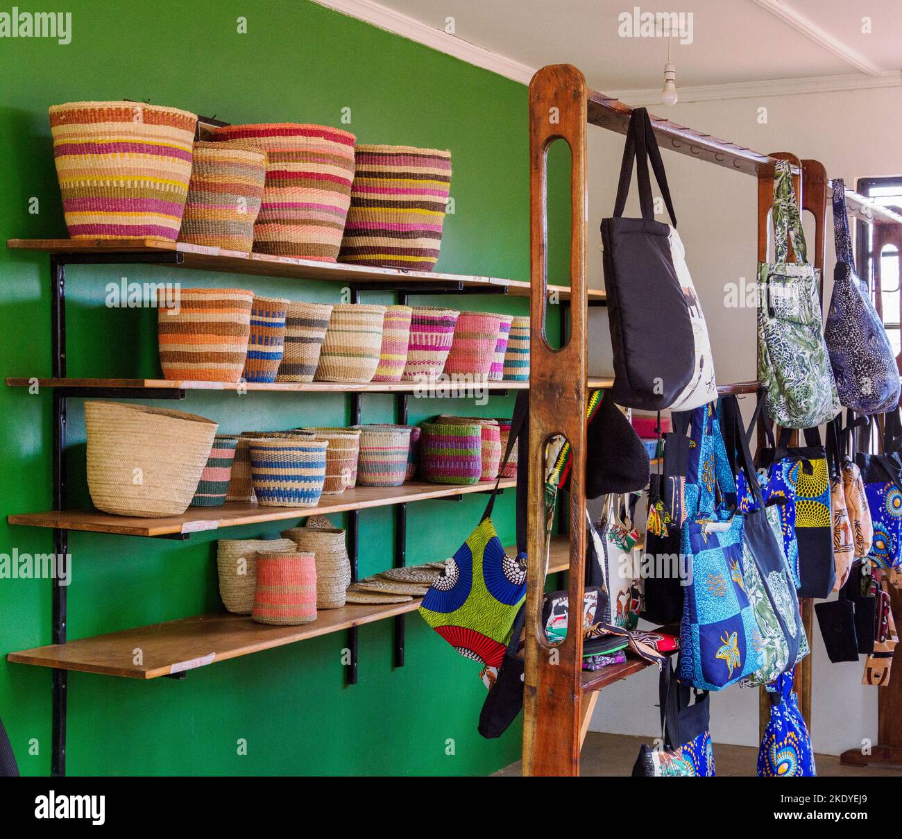 Körbe und Taschen zum Verkauf an Touristen und vor Ort in einem Women's Eco-Enterprise Centre in der Nähe von VOI in Südkenia Stockfoto