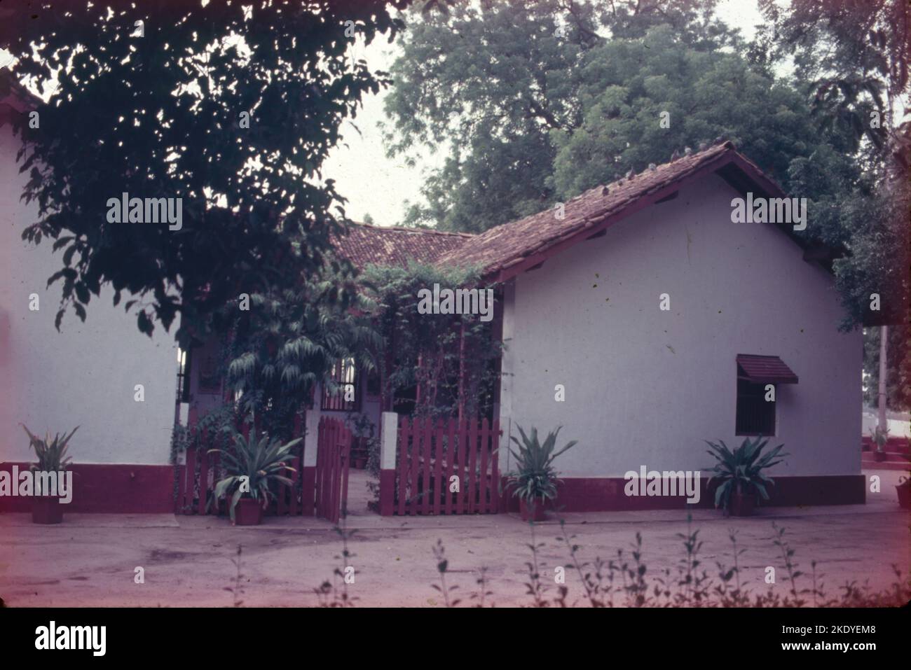 Der Sabarmati-Ashram in Ahmedabad war einer der Residenzen von Mahatma Gandhi. Es liegt am Ufer des Sabarmati-Flusses in Ahmedabad. Gandhiji und seine Frau Kasturba lebten hier von 1917 und 1930. Stockfoto