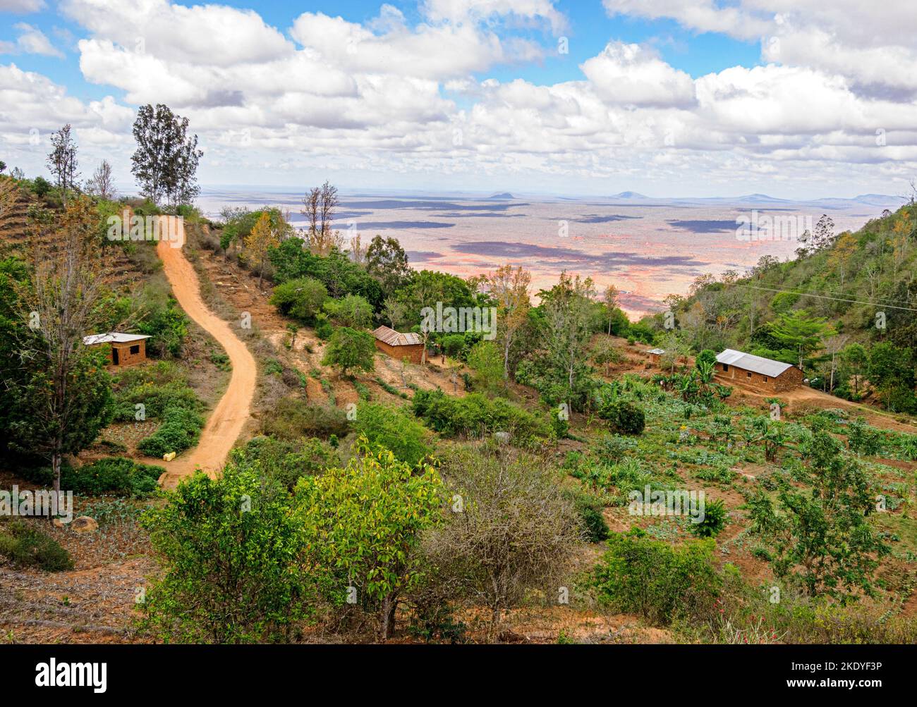 Dorfhäuser und Schienen hoch oben in den Sagalla Hills mit Blick auf die Ndara Plain nahe VOI in Kenia Stockfoto