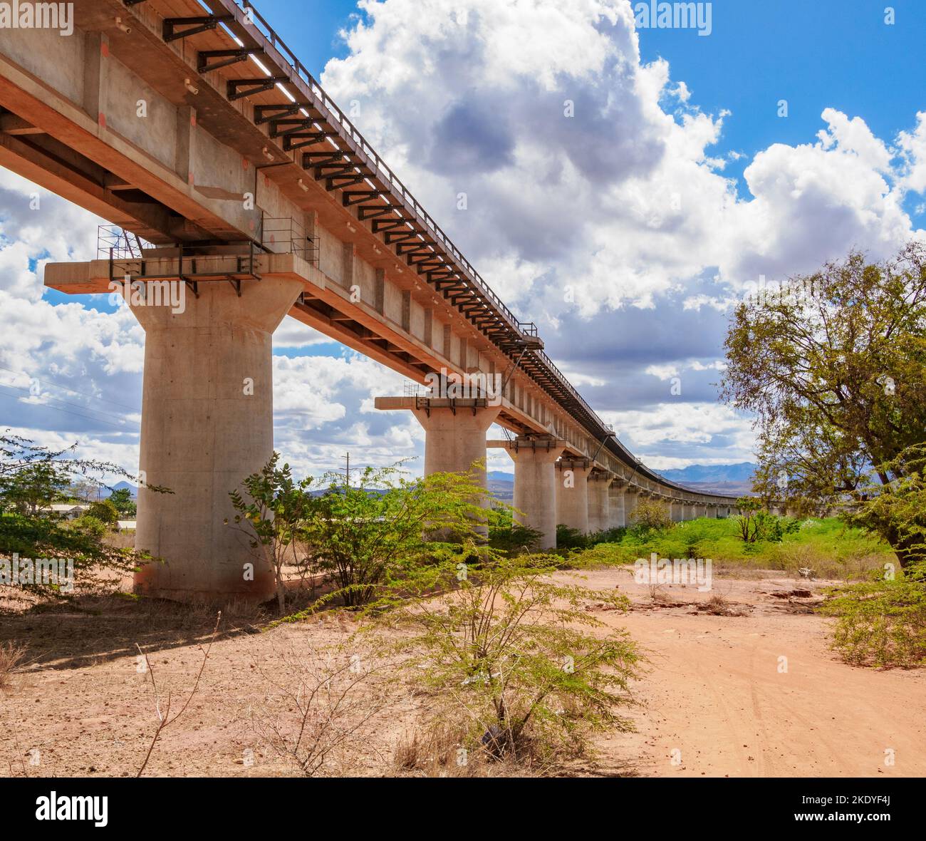 Erhöhter Abschnitt des Abschnitts von Nairobi nach Mombasa der von China finanzierten Standard Gauge Railway, die durch VOI in Kenia verläuft Stockfoto