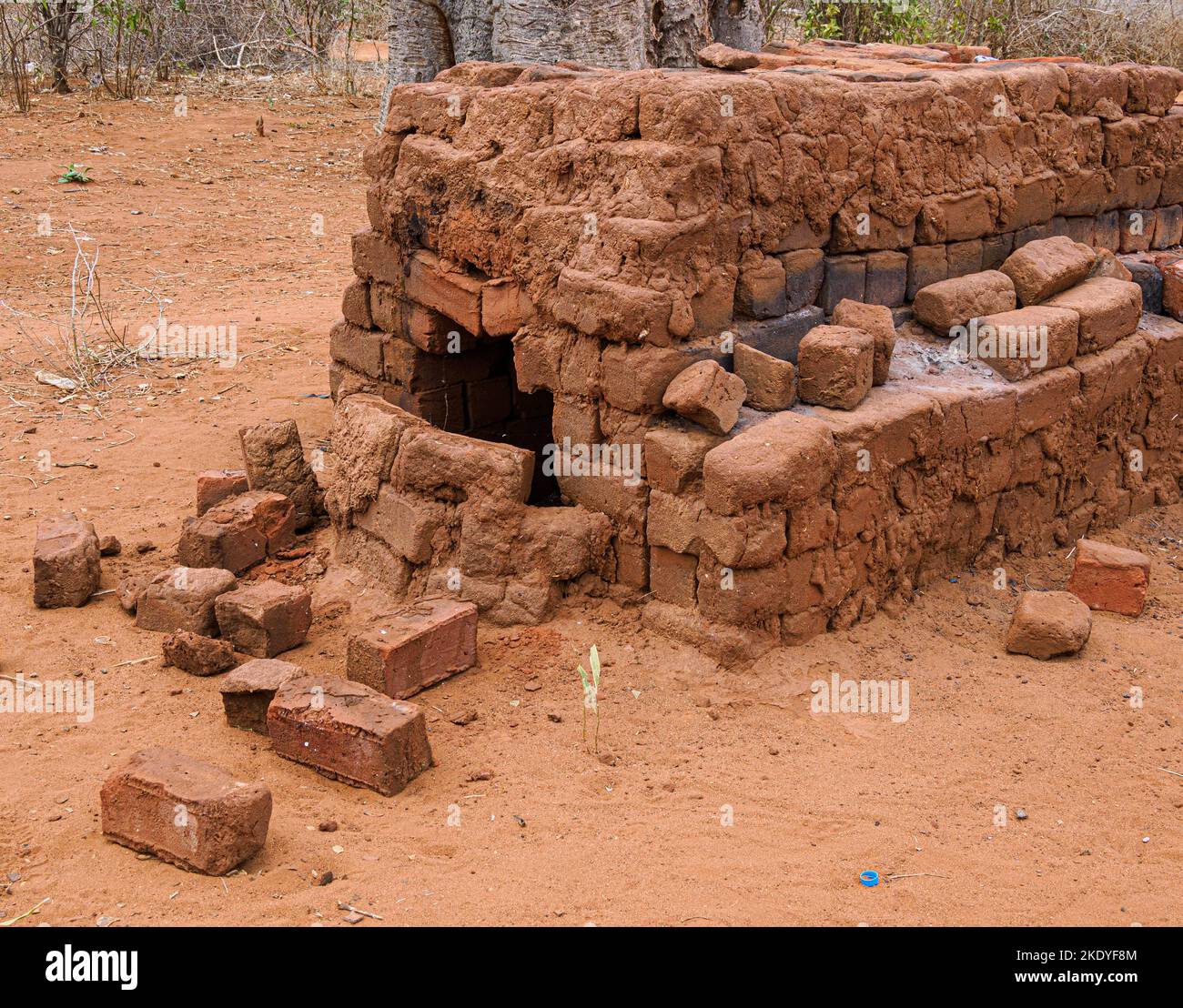 Primitivöfen, der in VOI Süd-Kenia zum Abfeuern von Ziegeln aus verdichteter Erde und Lehm verwendet wird Stockfoto