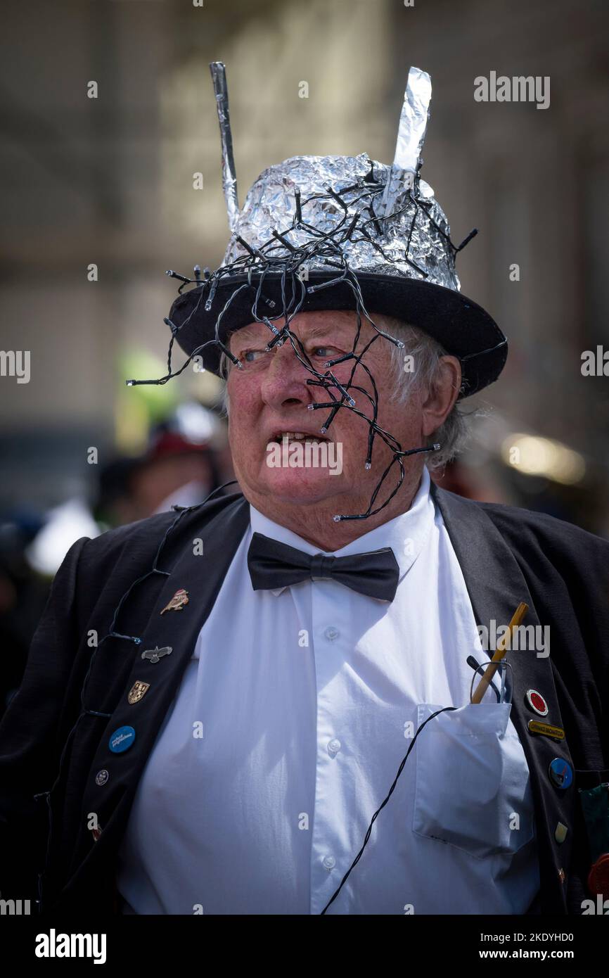 Dave M, Zeremonienmeister der Pensans Penzance Morris bei der Mazey Day Parade beim Golowan Festival in Penzance in Cornwall, Großbritannien. Stockfoto