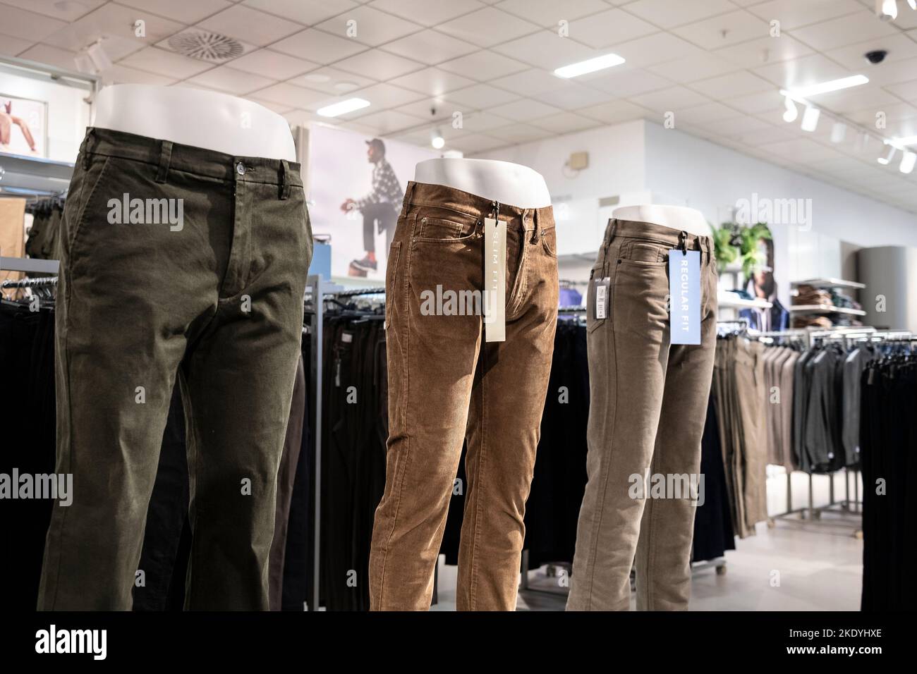 Mannequins in männlicher Beinform, die verschiedene Hosen tragen und in einem Marks & Spencer-Geschäft ausgestellt sind. Stockfoto