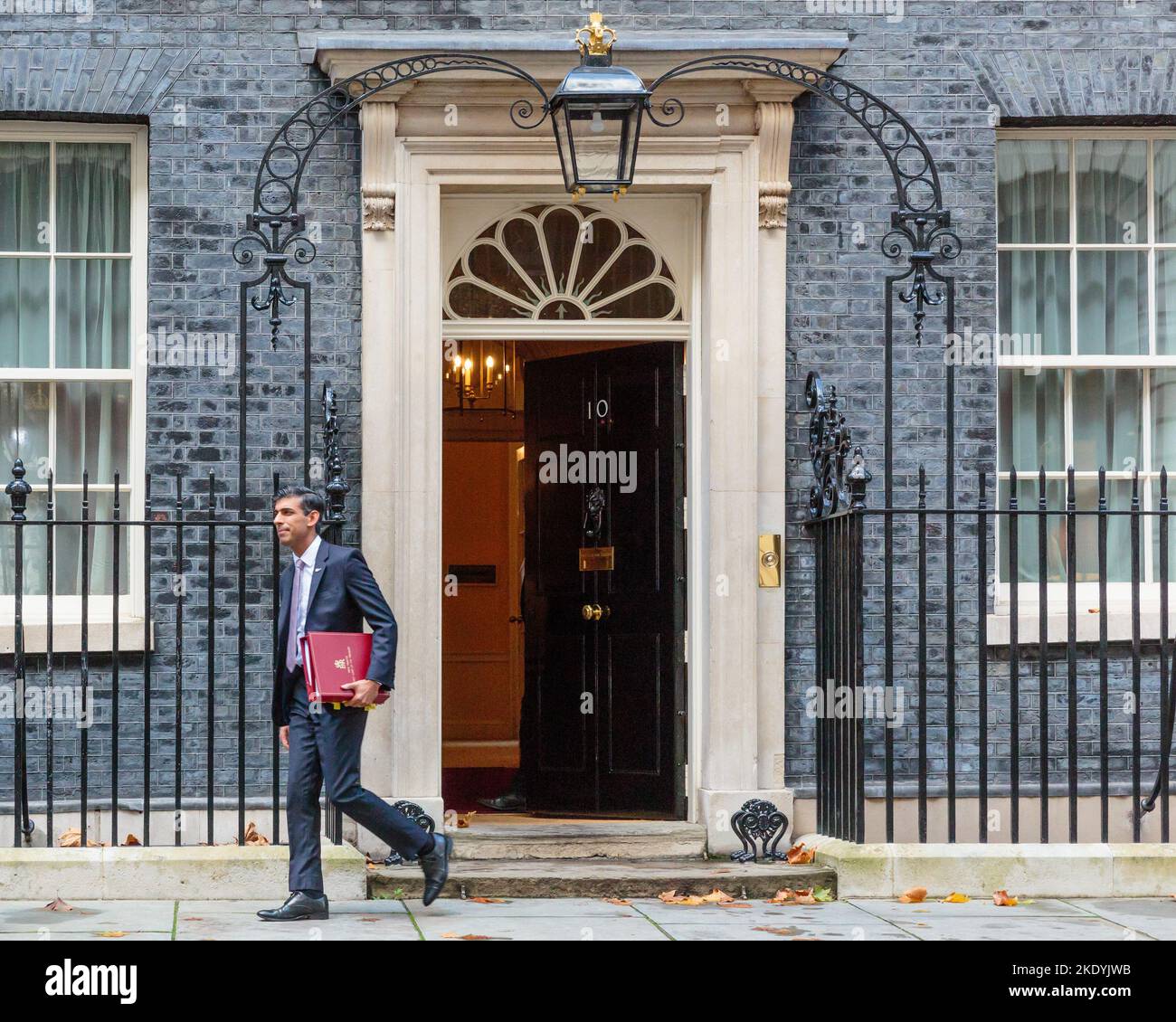 Downing Street, London, Großbritannien. 9.. November 2022. Der britische Premierminister Rishi Sunak verlässt die Downing Street Nr. 10, um an der Fragestunde des Premierministers (PMQ) im Unterhaus teilzunehmen. Foto von Amanda Rose/Alamy Live News Stockfoto