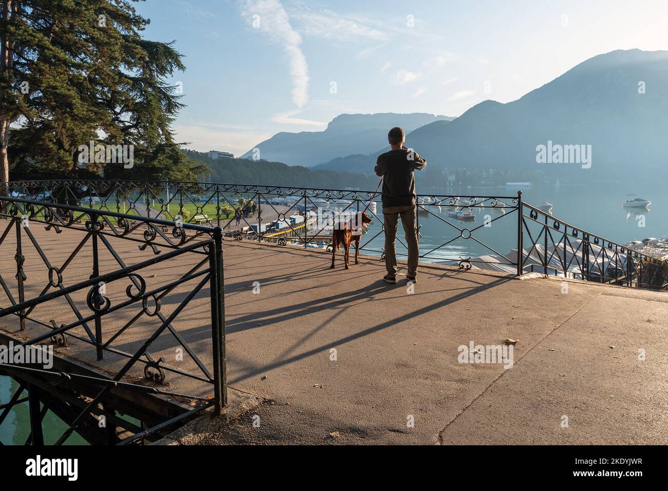 Morgenlicht über dem Canal du Vasse in Annecy, Frankreich. Stockfoto