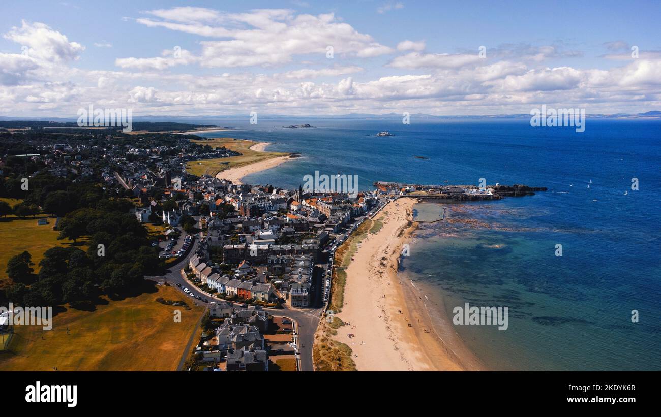 Eine Luftaufnahme der Küstenstadt von North Berwick in East Lothian, Schottland. Stockfoto
