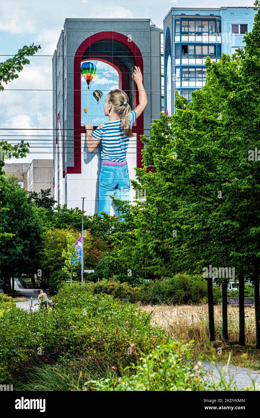 Street Art auf einem Wohngebäude in Alt-Glienicke, Berlin, Deutschland Stockfoto