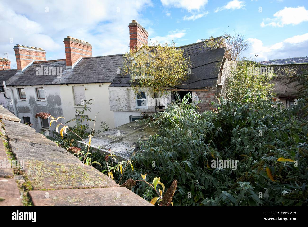 Eingestürzte verfallene alte Häuser in der Brunnenstraße von den derrys Wänden aus gesehen derry londonderry Nordirland großbritannien Stockfoto