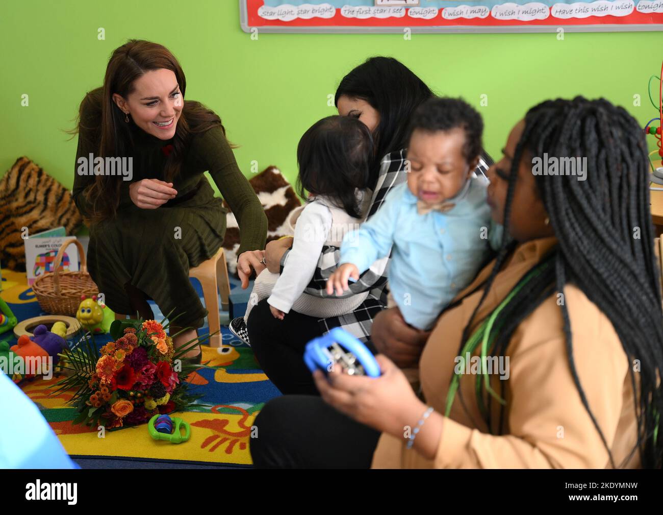 Die Prinzessin von Wales spricht mit Eltern und Kindern während eines Besuchs im Colham Manor Children's Centre in Hillingdon im Westen Londons. Bilddatum: Mittwoch, 9. November 2022. Stockfoto