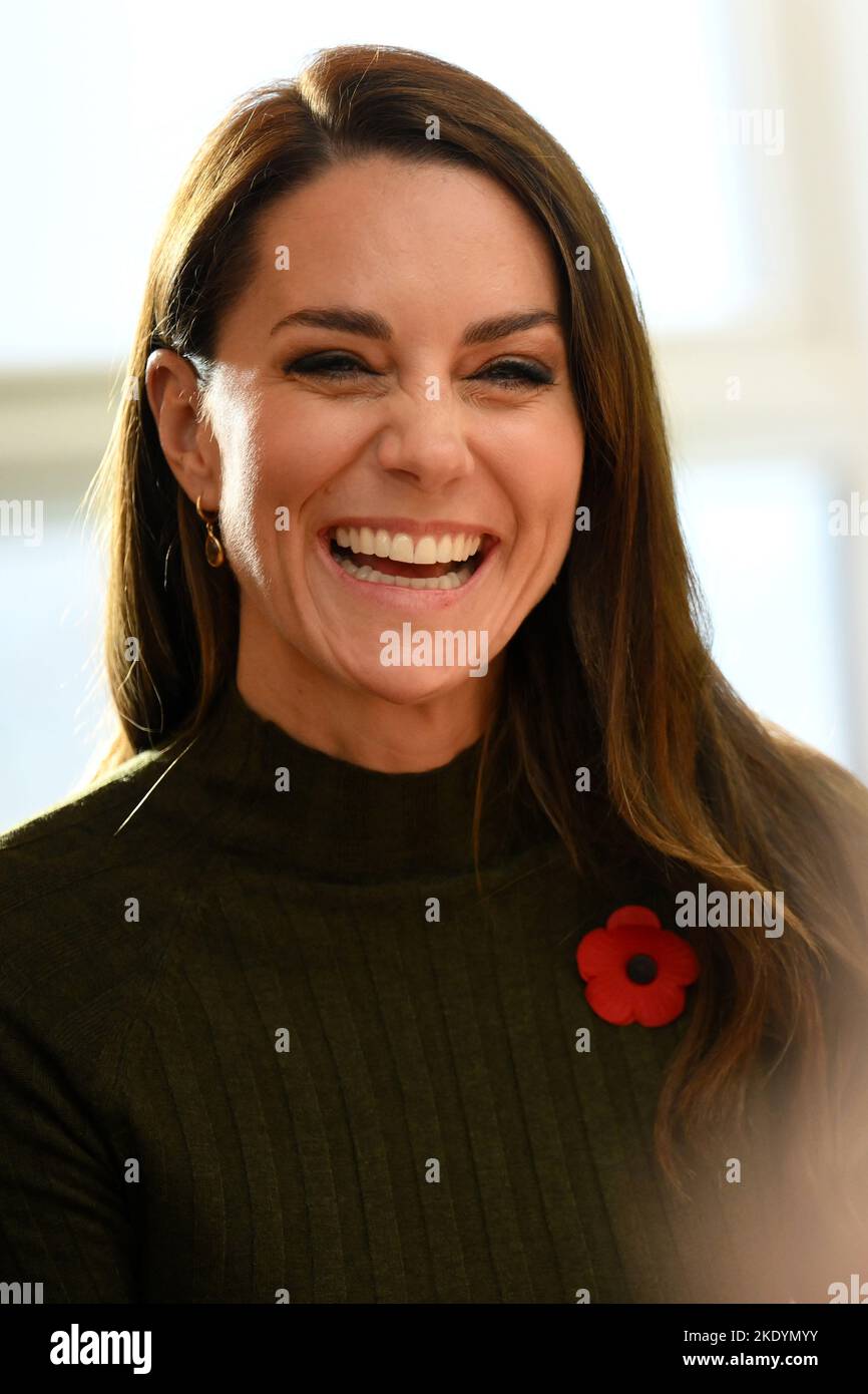 Die Prinzessin von Wales lacht während eines Besuchs im Colham Manor Children's Centre in Hillingdon in West London. Bilddatum: Mittwoch, 9. November 2022. Stockfoto