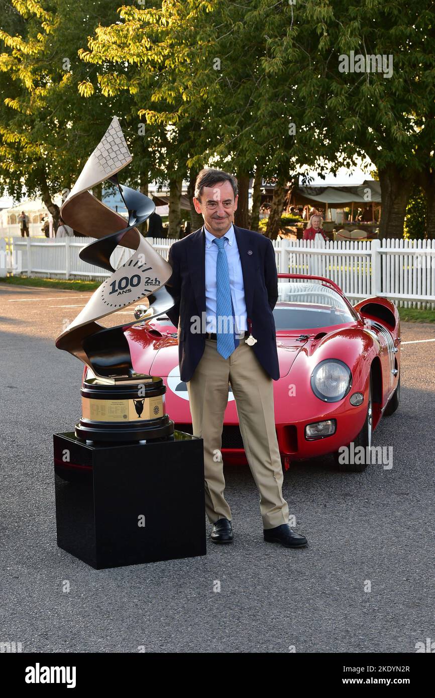 Pierre Fillon, Präsident des Automobile Club de l'Ouest (ACO) mit der 24 Stunden Le Mans Centenary Trophy für die 2023 Le Mans und dem dualen Le Mans rac Stockfoto