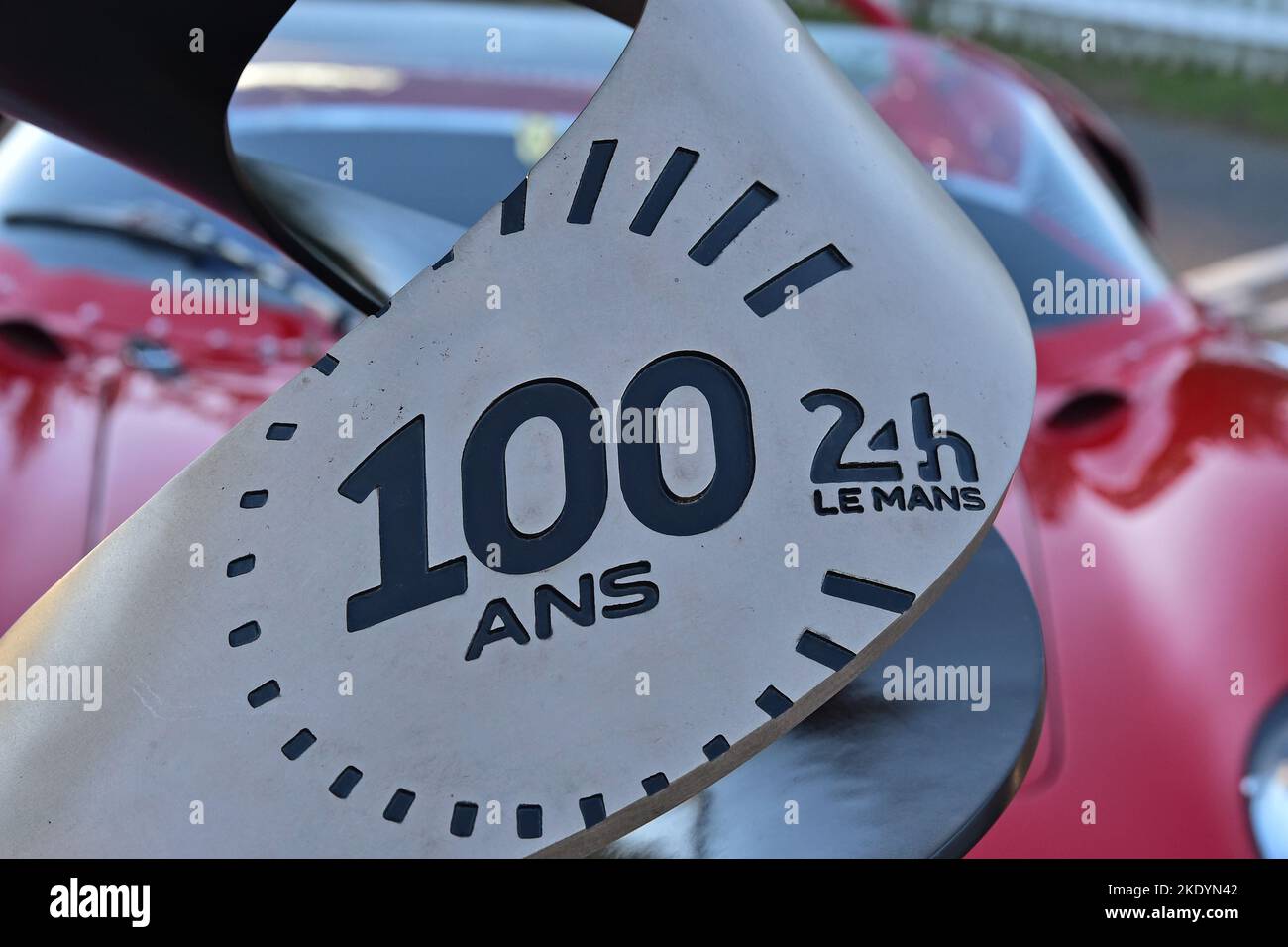 24-Stunden-Trophäe für die neue Hundertjahrfeier von Le Mans für 2023, 100 Jahre von Le Mans, Goodwood Revival, Goodwood Motor Circuit, Chichester, West Sussex, England, Stockfoto