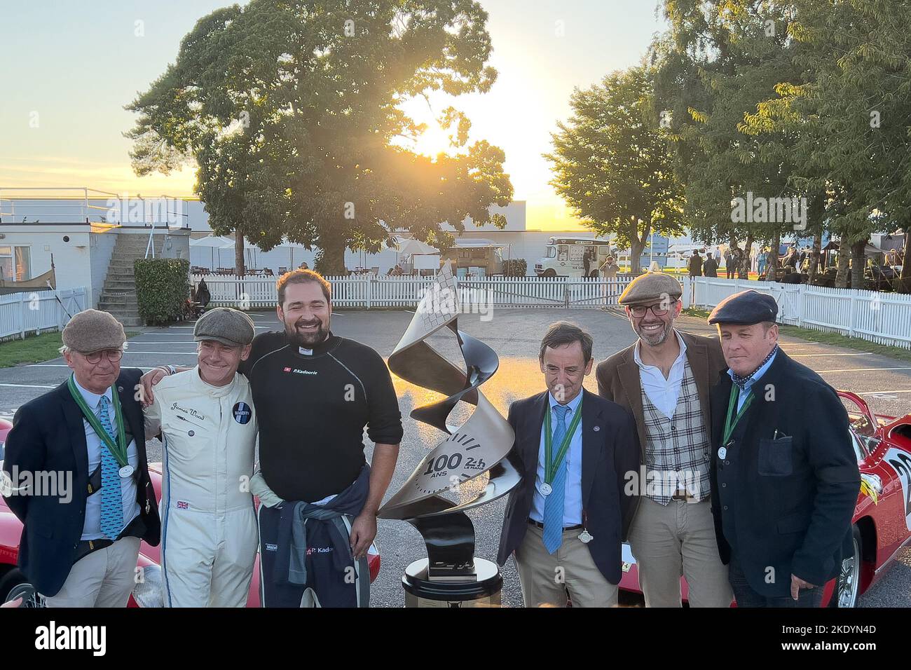 Pierre Fillon und die damit verbundenen Koryphäen der 24 Stunden von Le Mans, mit der 24 Stunden Le Mans Centenary Trophy für die 2023 Le Mans und Ferrari Stockfoto