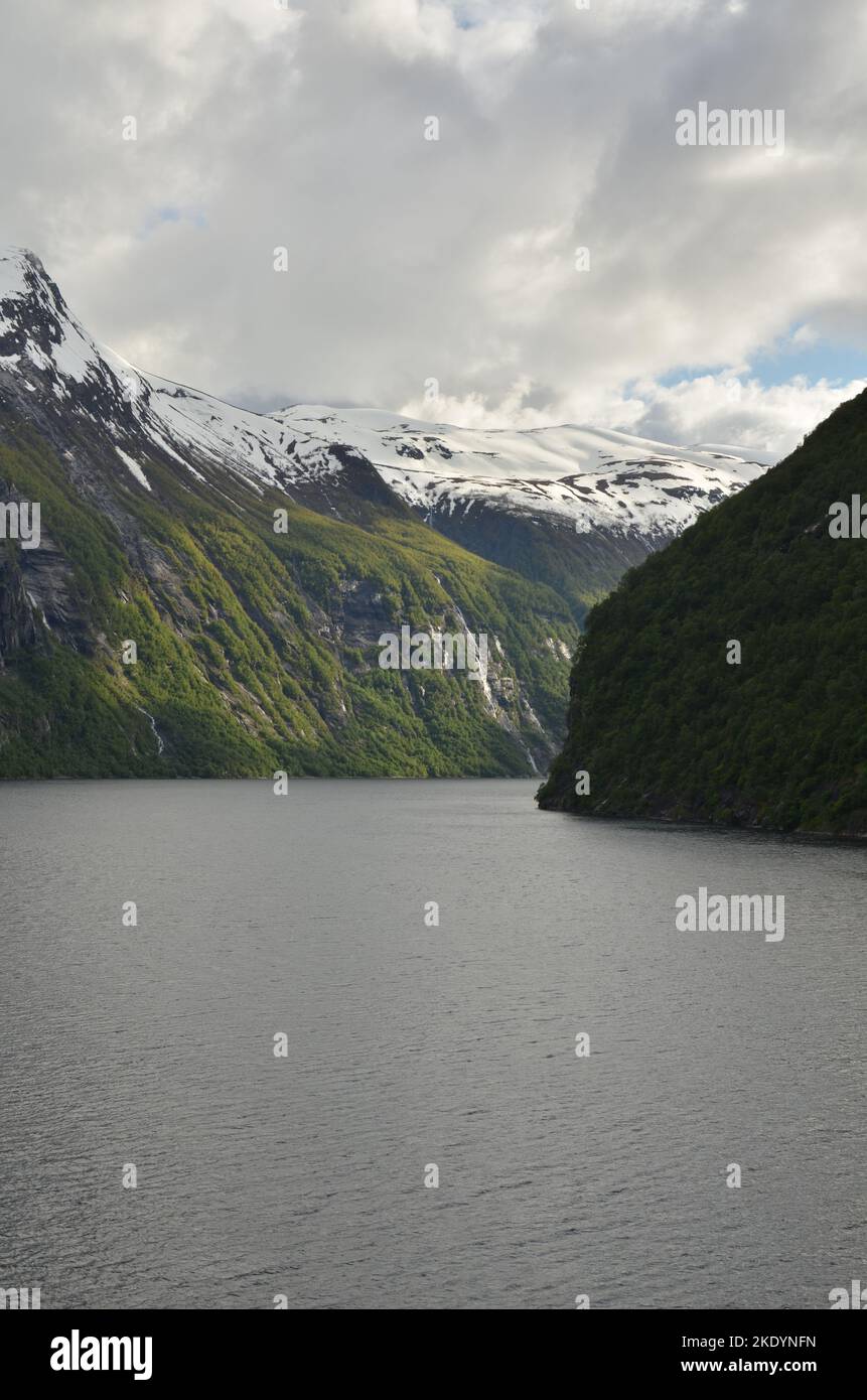 Norwegischer Fjord Wasserfall Natur Hintergrund skandinavia Kreuzfahrt Stockfoto