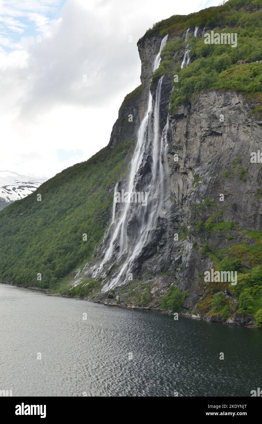 Norwegischer Fjord Wasserfall Natur Hintergrund skandinavia Kreuzfahrt Stockfoto