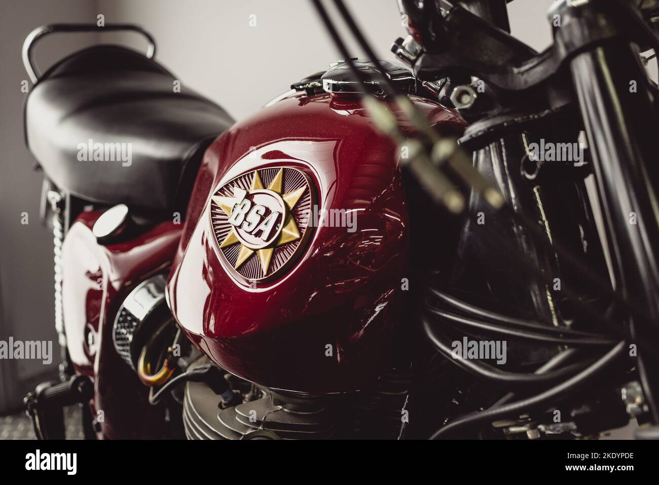 Nahaufnahme des Motorrades Royal Enfield Bullet 350 es auf einem isolierten Hintergrund Stockfoto