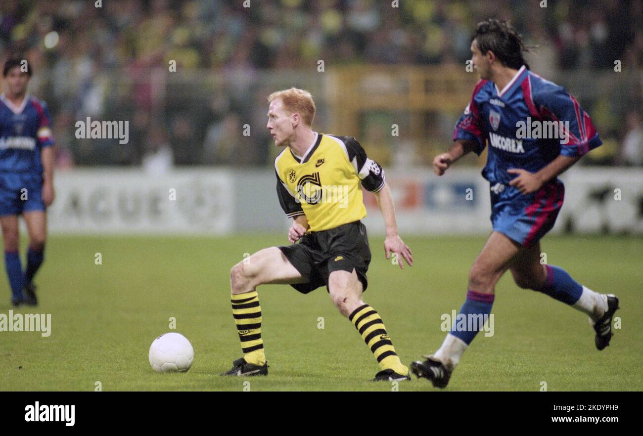 firo: 18.10.1995 Fußball: Fußball: Archivfotos, Archivfotos, Archivbilder, Archiv CHL Champions League, Gruppenphase Saison 1995/1996 95/96 BVB, Borussia Dortmund - CSA Steaua Bucuresti, Steaua Bucharest 1:0 Duelle, Matthias Sammer Stockfoto