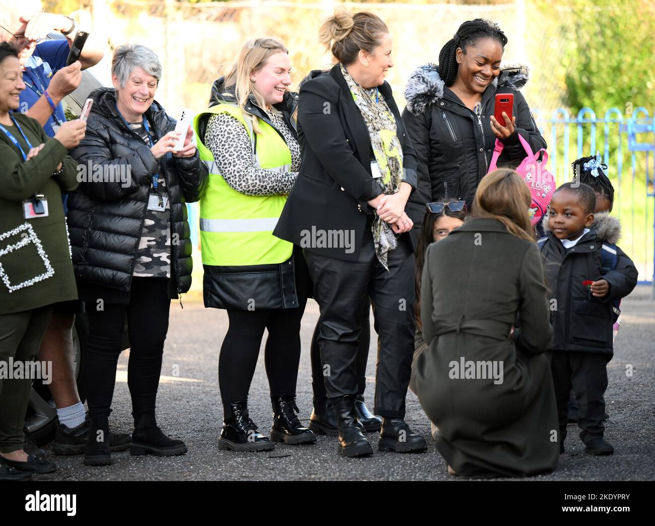 Die Prinzessin von Wales spricht mit einem kleinen Kind, als sie nach einem Besuch im Colham Manor Children's Centre in Hillingdon in West London abreist. Bilddatum: Mittwoch, 9. November 2022. Stockfoto