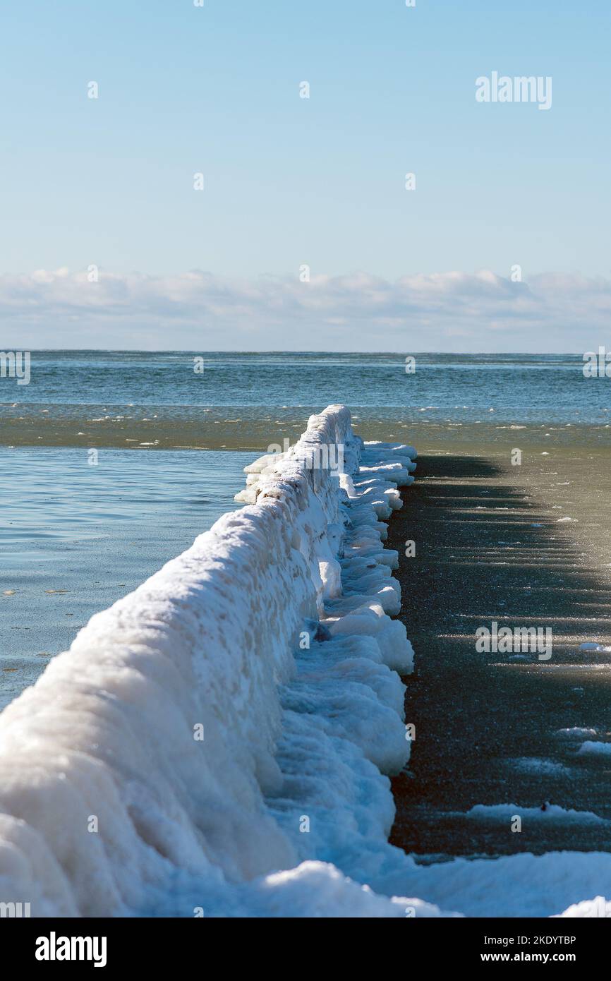 Eisiger Fischerboot-Pier an der Ostseeküste. Stockfoto