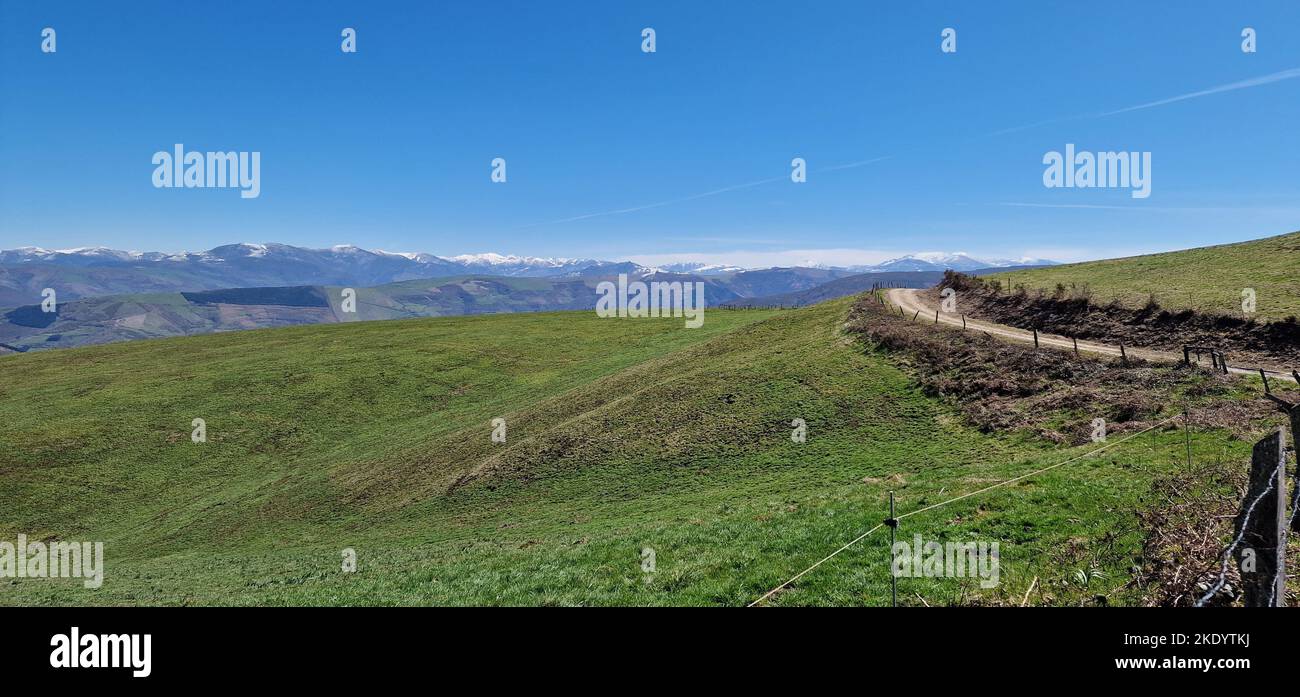 Ein Panoramablick auf die Natur der autonomen Gemeinschaft Asturien in Spanien Stockfoto