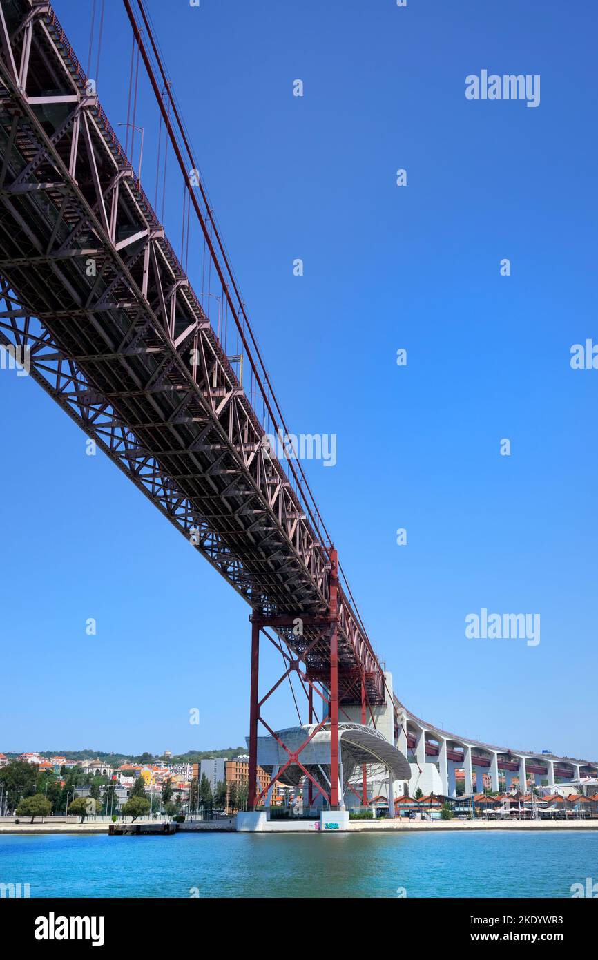25. April Hängebrücke über den Tejo von Under, Lissabon, Portugal Stockfoto