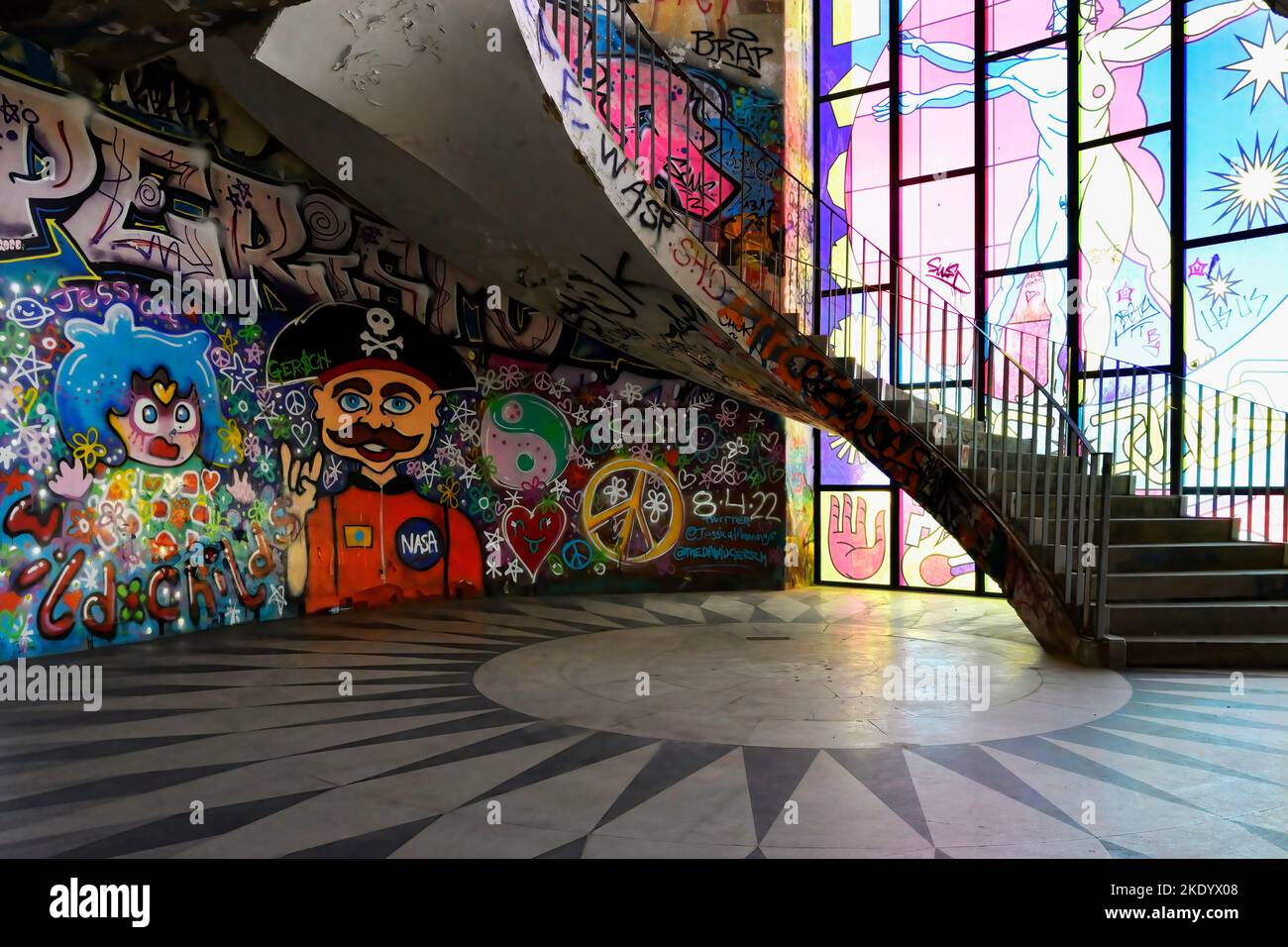 Buntglasfenster am Eingang des ehemaligen Panoramic-Restaurants, Monsanto, Lissabon, Portugal Stockfoto