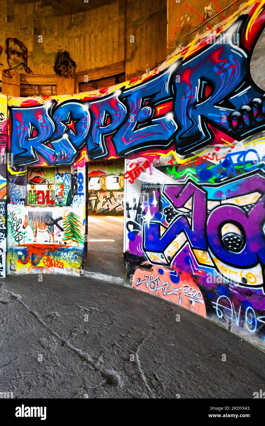 Wände mit Gemälden bedeckt, Interieur des ehemaligen Panoramic-Restaurants, Monsanto, Lissabon, Portugal Stockfoto