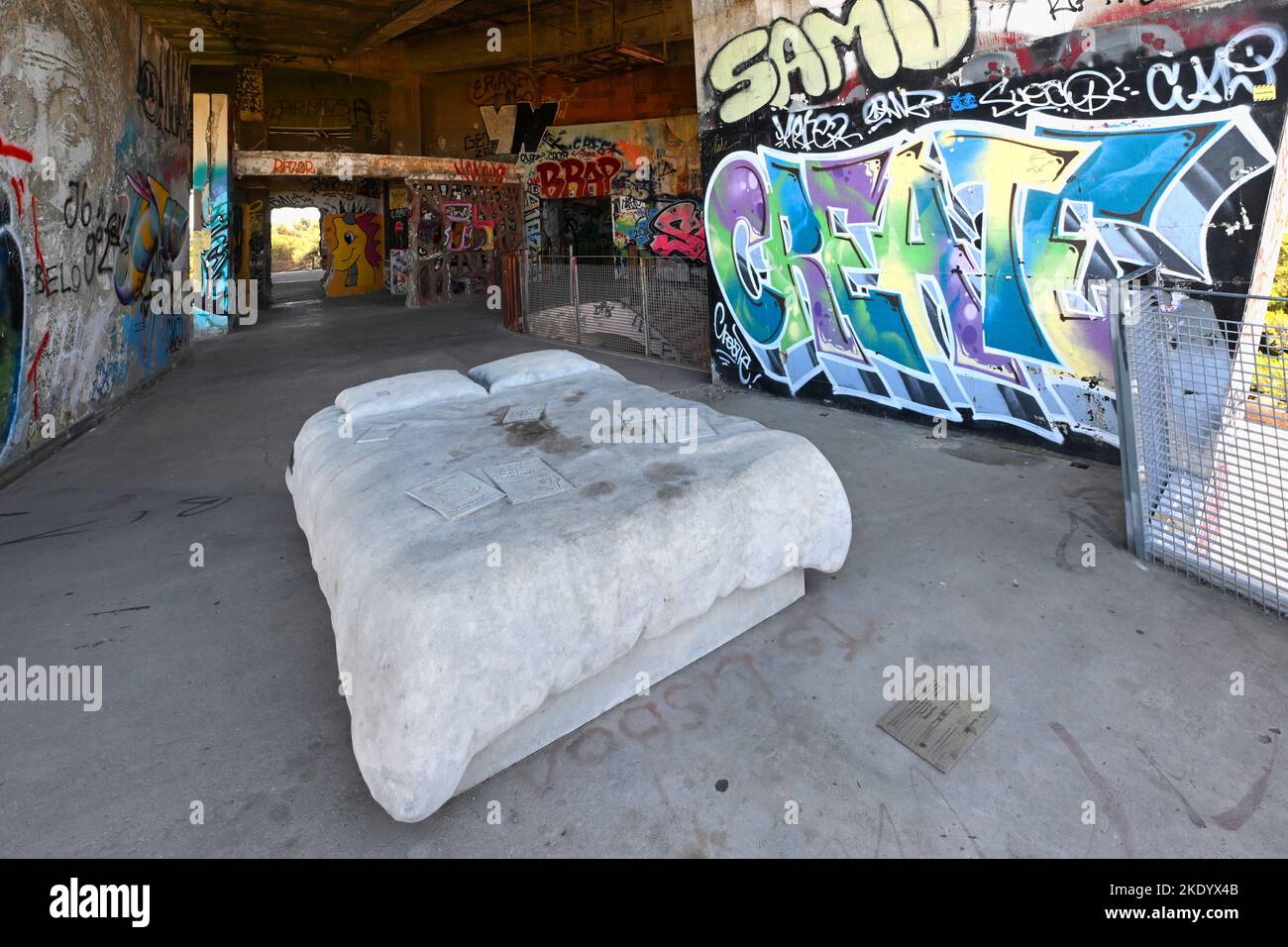 Steinbett und mit Gemälden bedeckte Wände, Interieur des ehemaligen Panoramic-Restaurants, Monsanto, Lissabon, Portugal Stockfoto