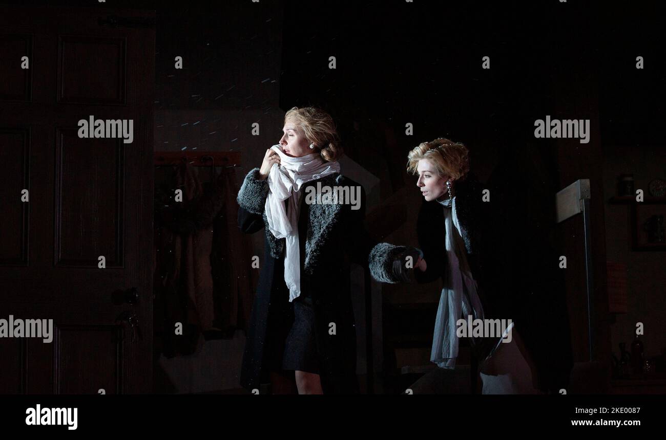 l-r: Hope Davis (Ingrid Dodd), Elizabeth Debicki (Mona Sanders) in DER ROTEN SCHEUNE von David Hare im Lyttelton Theatre, National Theatre (NT), London SE1 17/10/2016 nach dem Roman 'La Main' von Georges Simenon Design: Bunny Christie Beleuchtung: Paule Constable Regie: Robert Icke Stockfoto