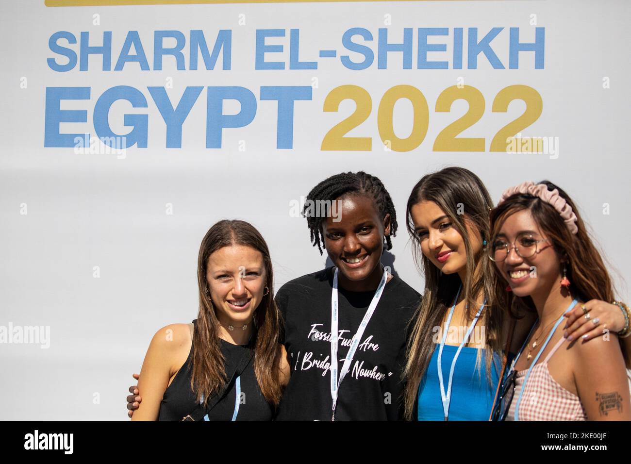 Sharm El Sheikh, Ägypten. 09.. November 2022. (L-R) Klimaaktivisten aus Argentinien Nicole Becker, Uganda Vanessa Nakate, USA Sophia Kianni und die Philippinen Mitzi Jonelle Tan posieren für ein Bild während der UN-Klimakonferenz 2022 COP27 im International Convention Center. Kredit: Gehad Haddy/dpa/Alamy Live Nachrichten Stockfoto