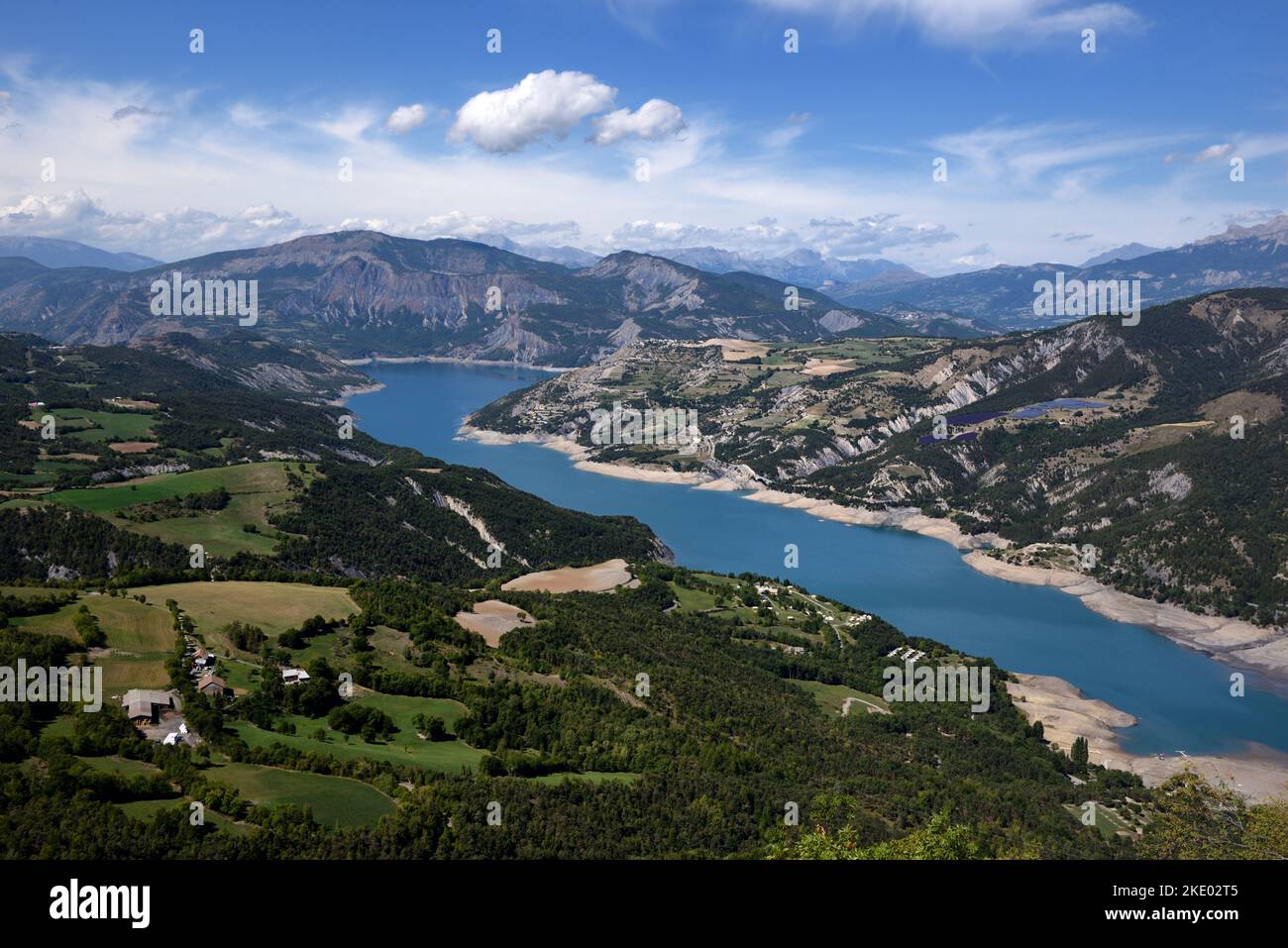Luftaufnahme, Panorama, Panoramaaussicht oder Hochwinkelblick über den See oder den Stausee von Serre Ponçon in den französischen Alpen Stockfoto