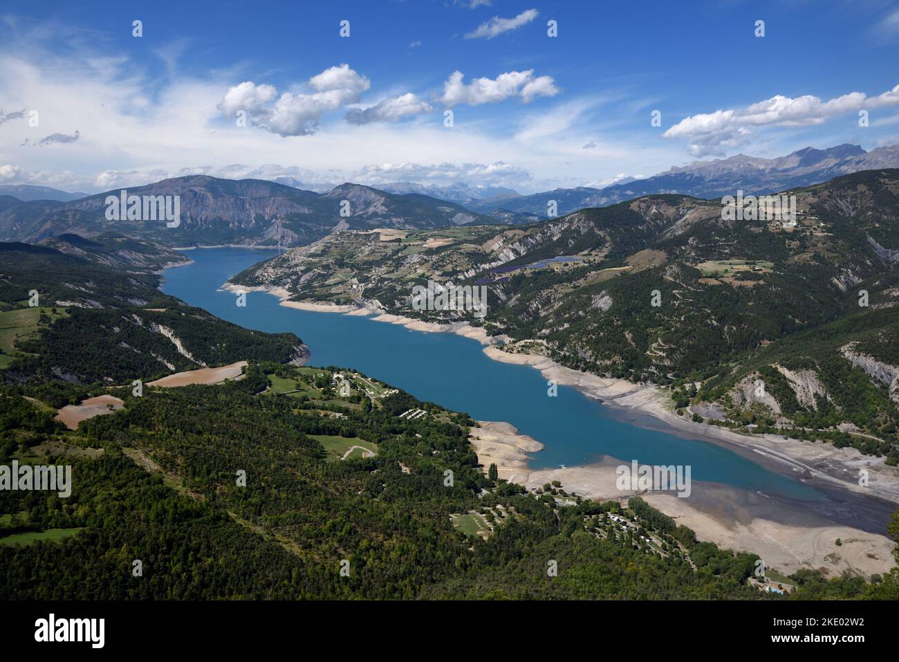 Luftaufnahme, Panorama, Panoramaaussicht oder Hochwinkelblick über den See oder den Stausee von Serre Ponçon in den französischen Alpen Stockfoto