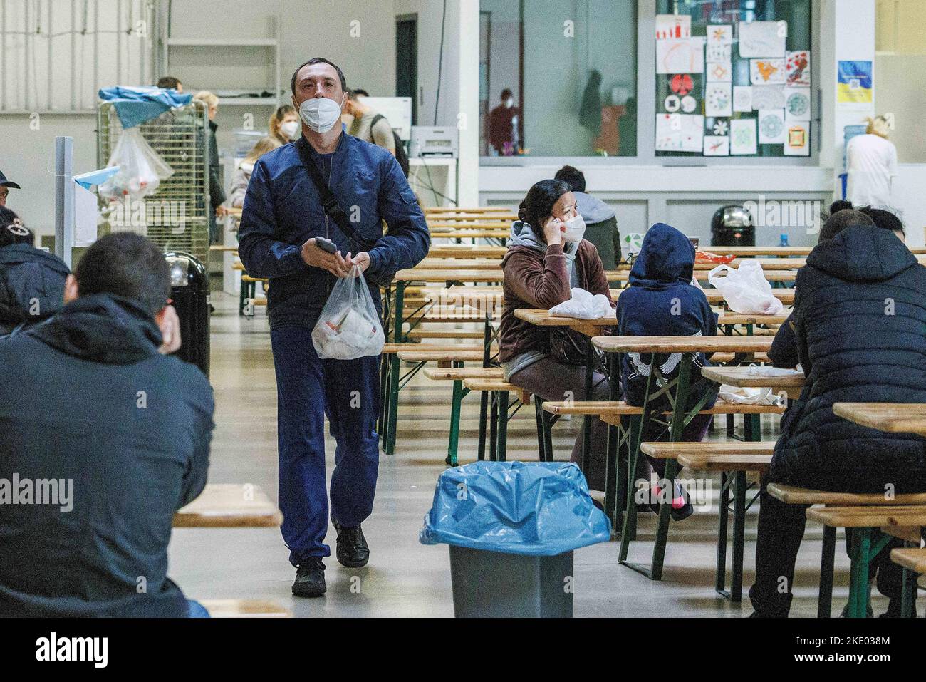 Berlin, Deutschland. 09.. November 2022. Flüchtlinge aus der Ukraine sitzen in der Lounge im Ukraine Arrival Center Tegel, Terminal C, im ehemaligen Flughafen Tegel. Quelle: Carsten Koall/dpa/Alamy Live News Stockfoto