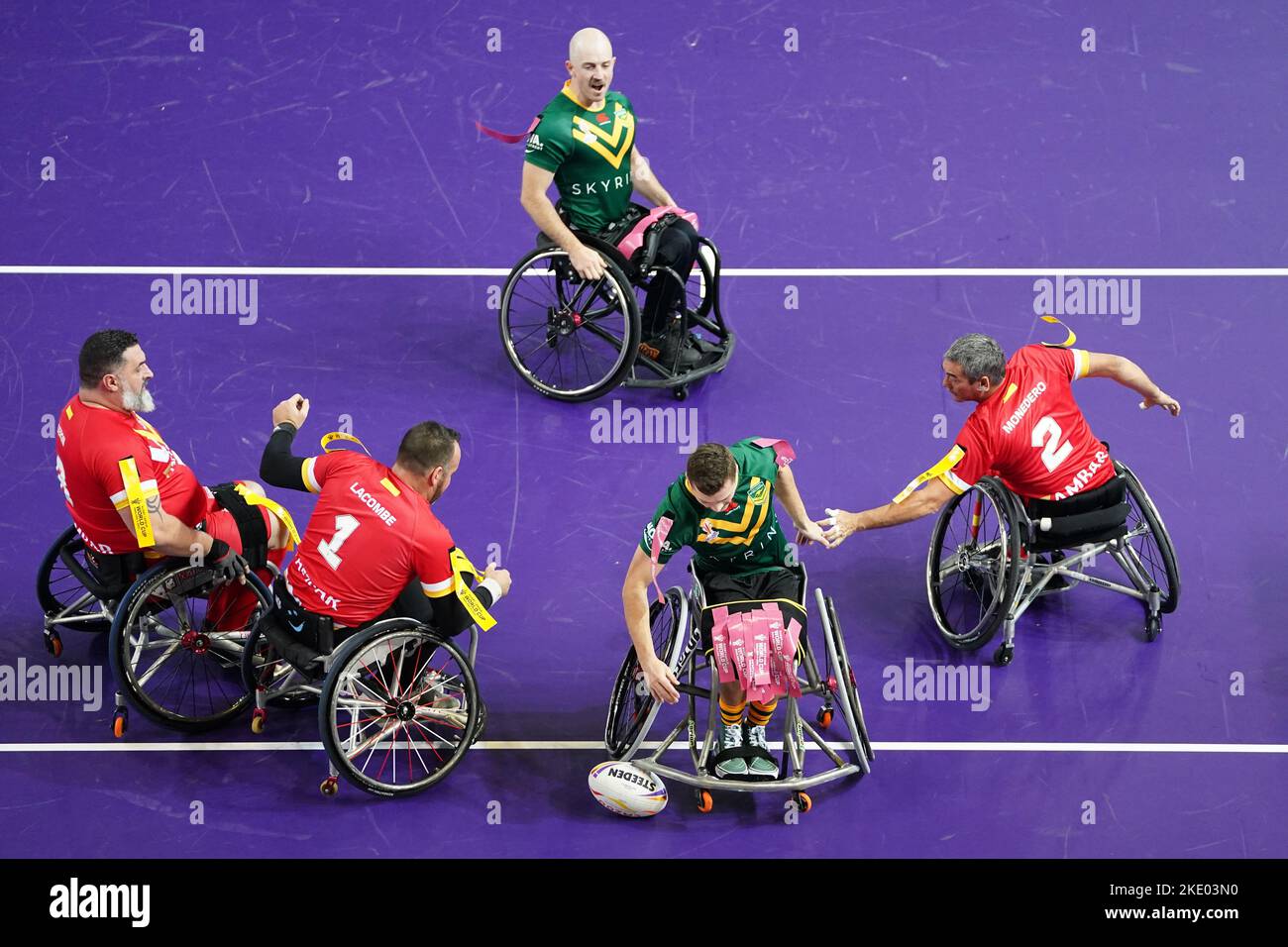 Australien gewinnt einen Versuch während des Wheelchair Rugby League World Cup-Spiels der Gruppe A in der Copper Box Arena, London. Bilddatum: Mittwoch, 9. November 2022. Stockfoto
